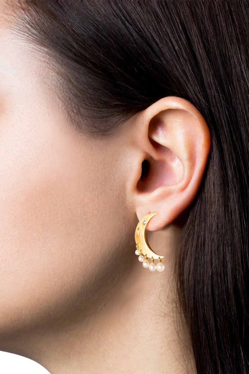 Pearl moon earring
